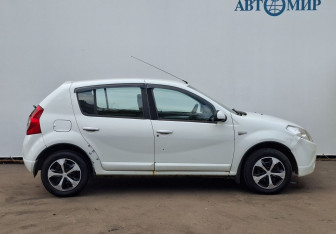 Подержанный автомобиль Renault Sandero 2012 года (4 фото)