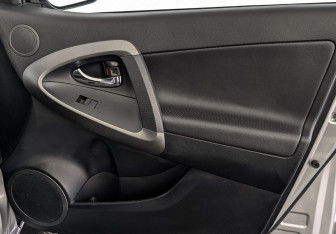 Подержанный автомобиль Toyota RAV4 2012 года (25 фото)