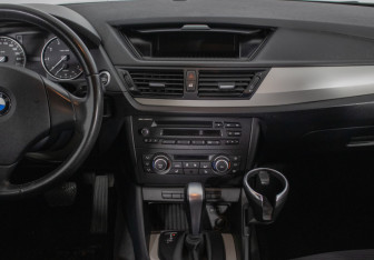 Подержанный автомобиль BMW X1 2013 года (14 фото)