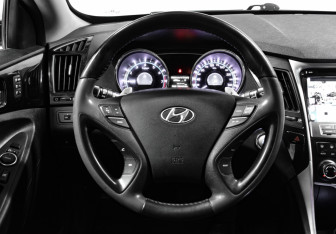 Подержанный автомобиль Hyundai Sonata 2012 года (18 фото)