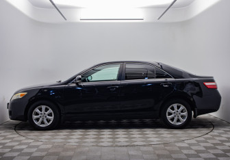 Подержанный автомобиль Toyota Camry Sedan 2011 года (2 фото)