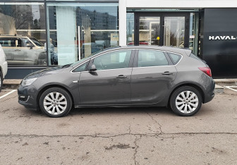 Подержанный автомобиль Opel Astra Sedan 2014 года (8 фото)