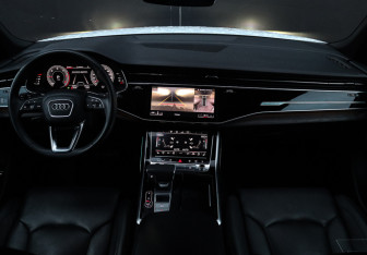 Подержанный автомобиль Audi Q8 2019 года (13 фото)