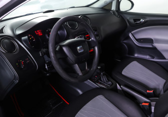 Подержанный автомобиль SEAT Ibiza Hatchback 2012 года (15 фото)