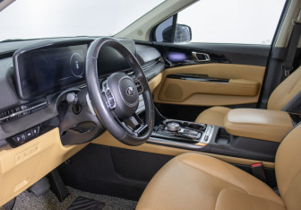 Подержанный автомобиль Kia Carnival 2021 года (8 фото)