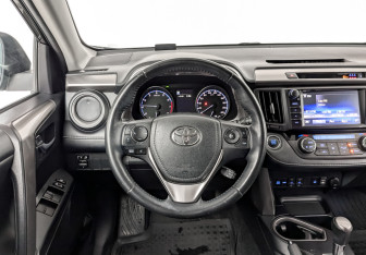 Подержанный автомобиль Toyota RAV4 2018 года (21 фото)