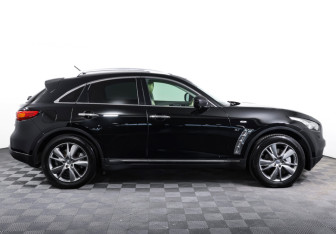 Подержанный автомобиль Infiniti QX70 2014 года (4 фото)