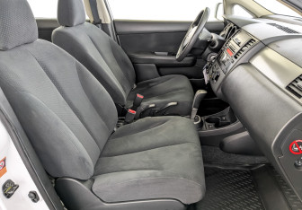 Подержанный автомобиль Nissan Tiida Hatchback 2013 года (23 фото)