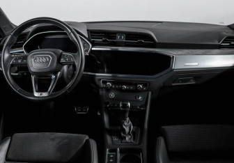 Подержанный автомобиль Audi Q3 2021 года (12 фото)