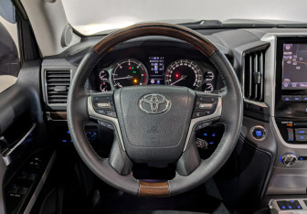 Подержанный автомобиль Toyota Land Cruiser Suv 2016 года (25 фото)