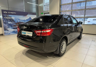 Подержанный автомобиль LADA (ВАЗ) Vesta Sedan 2018 года (4 фото)