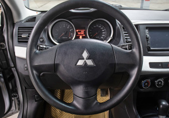 Подержанный автомобиль Mitsubishi Lancer Sedan 2011 года (17 фото)