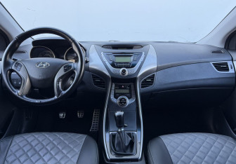 Подержанный автомобиль Hyundai Elantra Sedan 2012 года (12 фото)