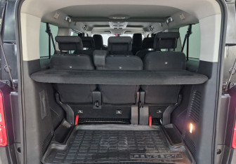 Подержанный автомобиль Peugeot Traveller 2018 года (10 фото)