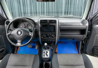 Подержанный автомобиль Suzuki Jimny 2012 года (14 фото)