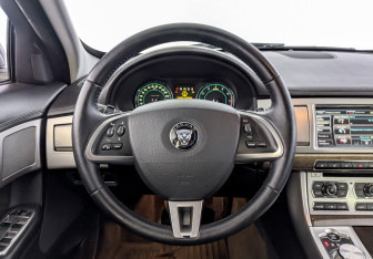 Подержанный автомобиль Jaguar XF Sedan 2014 года (22 фото)