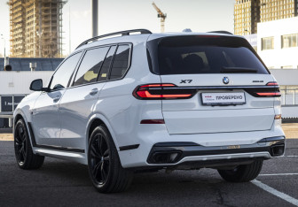 Подержанный автомобиль BMW X7 2022 года (8 фото)