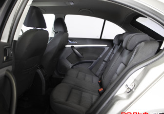 Подержанный автомобиль Skoda Octavia Liftback 2009 года (10 фото)