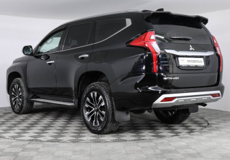 Подержанный автомобиль Mitsubishi Montero Sport 2023 года (7 фото)