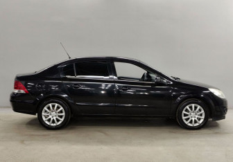 Подержанный автомобиль Opel Astra Sedan 2008 года (4 фото)