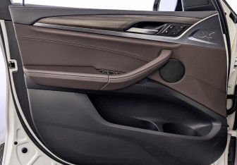 Подержанный автомобиль BMW X3 2020 года (19 фото)