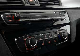 Подержанный автомобиль BMW X1 2018 года (21 фото)