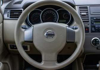 Подержанный автомобиль Nissan Tiida Hatchback 2012 года (14 фото)