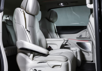 Подержанный автомобиль Voyah Dream 2023 года (12 фото)