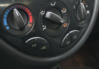 Подержанный автомобиль Ford Focus Sedan 2003 года (14 фото)