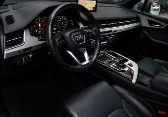 Подержанный автомобиль Audi Q7 2016 года (14 фото)
