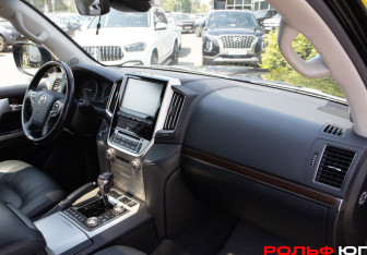 Подержанный автомобиль Toyota Land Cruiser Suv 2018 года (7 фото)