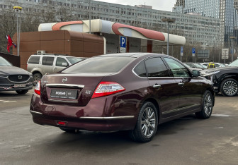 Подержанный автомобиль Nissan Teana 2011 года (5 фото)