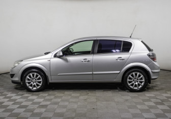 Подержанный автомобиль Opel Astra Sedan 2013 года (8 фото)