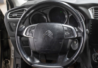 Подержанный автомобиль Citroen C4 Hatchback 2011 года (17 фото)