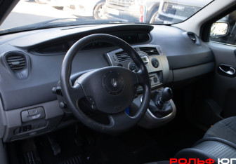 Подержанный автомобиль Renault Scenic 2006 года (10 фото)