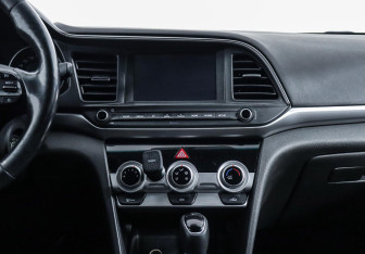 Подержанный автомобиль Hyundai Elantra Sedan 2019 года (10 фото)