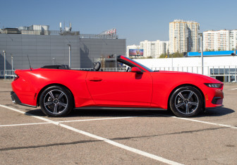 Подержанный автомобиль Ford Mustang Convertible 2024 года (6 фото)