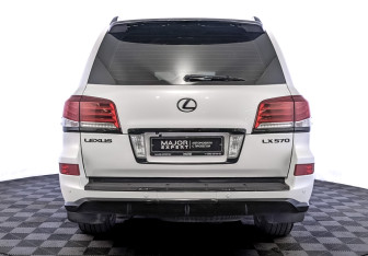 Подержанный автомобиль Lexus LX 2014 года (6 фото)