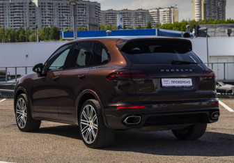 Подержанный автомобиль Porsche Cayenne 2016 года (8 фото)