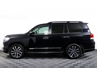 Подержанный автомобиль Toyota Land Cruiser Suv 2019 года (8 фото)