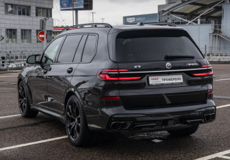 Подержанный автомобиль BMW X7 2022 года (9 фото)