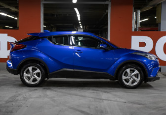 Подержанный автомобиль Toyota C-HR 2019 года (4 фото)