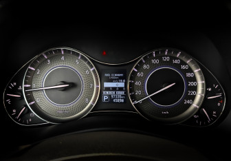 Подержанный автомобиль Infiniti QX80 2016 года (13 фото)