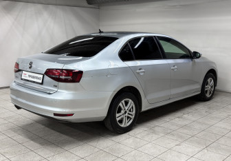 Подержанный автомобиль Volkswagen Jetta Sedan 2016 года (5 фото)