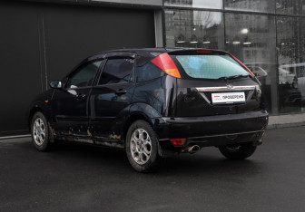 Подержанный автомобиль Ford Focus Sedan 2004 года (7 фото)