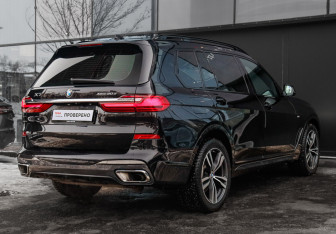 Подержанный автомобиль BMW X7 2021 года (5 фото)