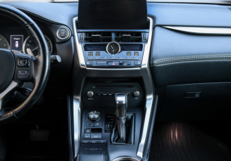 Подержанный автомобиль Lexus NX 2017 года (14 фото)