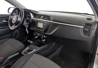 Подержанный автомобиль Kia Rio Hatchback 2021 года (12 фото)