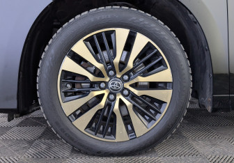 Подержанный автомобиль Toyota Alphard 2020 года (12 фото)