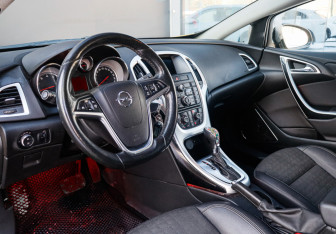 Подержанный автомобиль Opel Astra Hatchback 2013 года (12 фото)